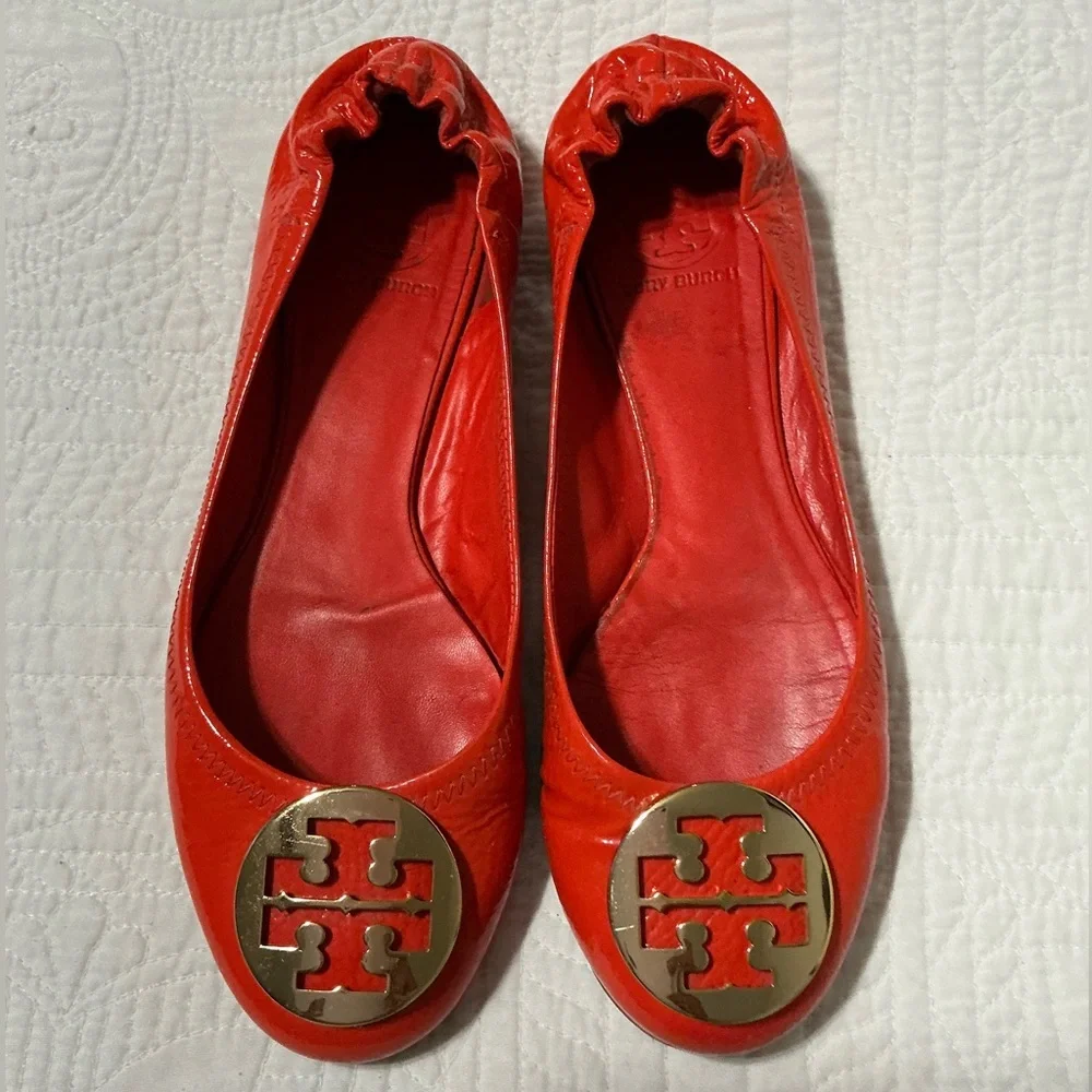 Tory Burch Reva Patent Leather Flats Orange Gold Medallion Size 9.5